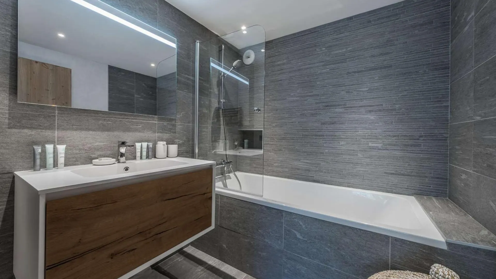 Magnifique Appart 6 Personnes Pres Des Pistes Avec Spa Et Parking A Courchevel 1550 - Fr-1-631-207 Apartmán